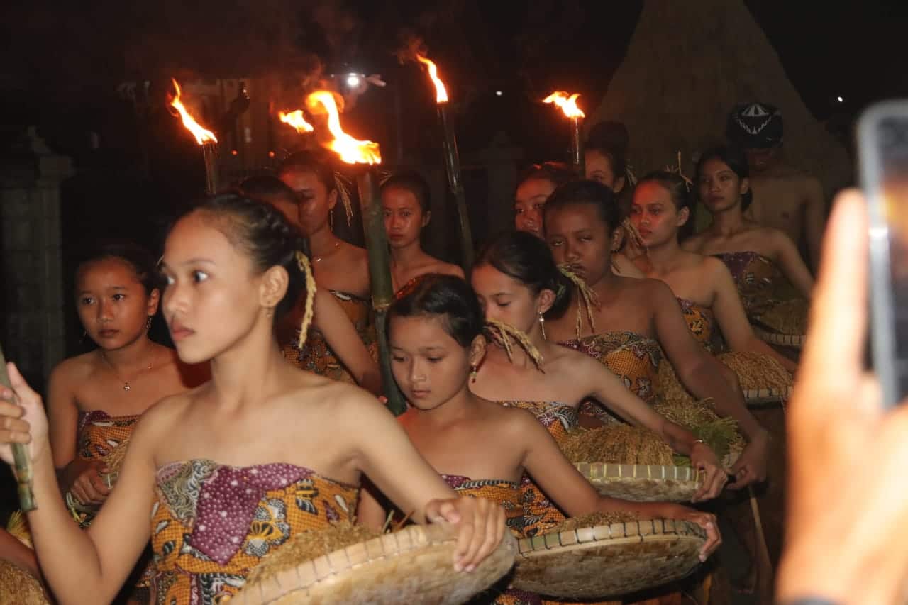 Peringatan 117 tahun perjuangan Samin Surosentiko yang bertema Lelaku Jejeke Adil itu dilaksanakan kirab Obor atau Brokohan.