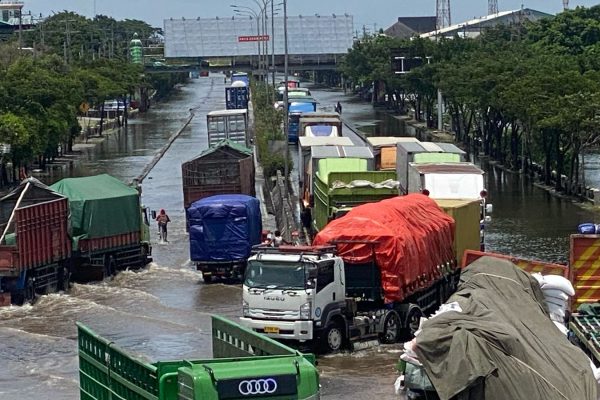 Banjir di Jalan Kaligawe Semarang yang sudah mulai surut, Sabtu (16/3/2024).