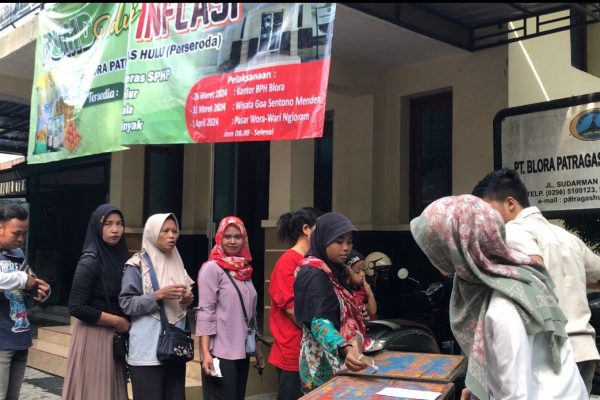 Bazar murah PT Blora Patragas Hulu (Perseroda) program BUMD Peduli Inflasi, Selasa (26/3/2024).