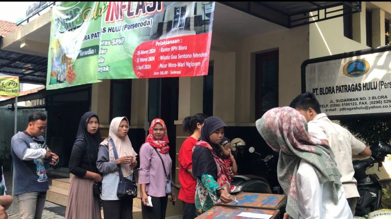 Bazar murah PT Blora Patragas Hulu (Perseroda) program BUMD Peduli Inflasi, Selasa (26/3/2024).