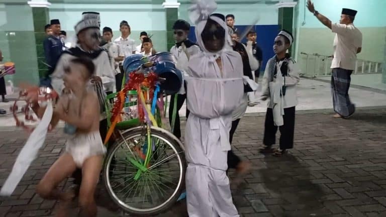 Tek-tek merupakan tradisi membangunkan sahur dengan menggunakan kentongan dan alat musik tradisional lainnya.