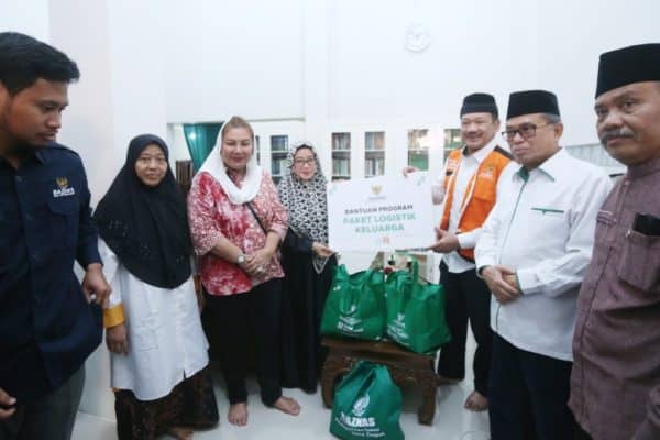 Kepala Baznas RI, Noor Achmad bersama Wali Kota Semarang Semarang, Hevearita Gunaryanti Rahayu saat menyalurkan bantuan di Ponpes Putri As-Saadah, Kelurahan Tambakrejo, Kecamatan Gayamsari.