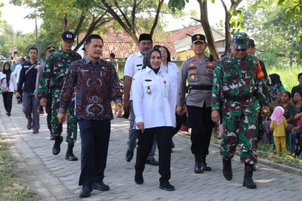 Wakil Bupati Blora Tri Yuli Setyowati saat menghadiri acara penutupan TMMD Sengkuyung tahap I TA. 2024 Kodim 0721 Blora, di Lapangan Desa Sendangrejo, Kec. Ngawen, Kabupaten Blora, pada Rabu (20/3/2024).