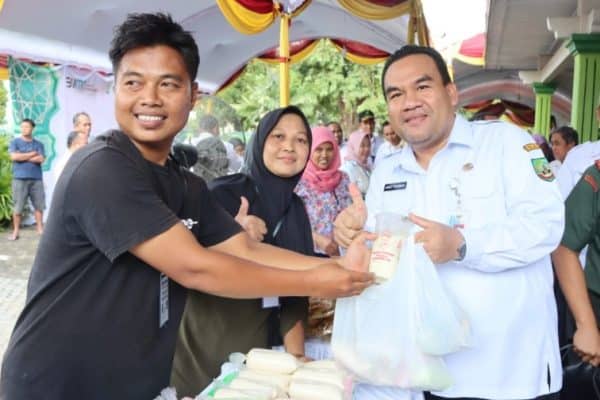 Bupati Blora Arief Rohman mengapresiasi bazaar ramadhan yang digelar oleh Perhutani KPH Blora tersebut.