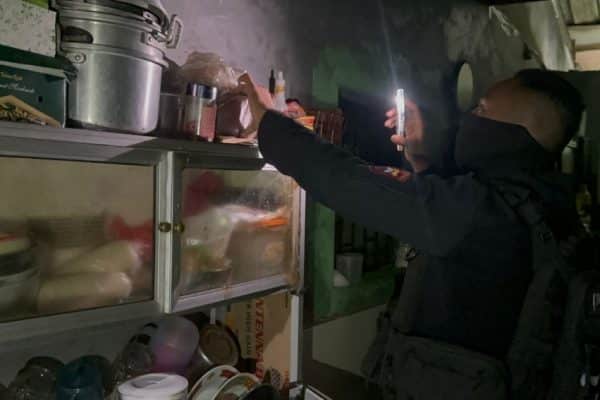 Tim Sparta Sat Samapta Polresta Surakarta saat menggeledah rumah JE, pelaku penjual miras jenis ciu.