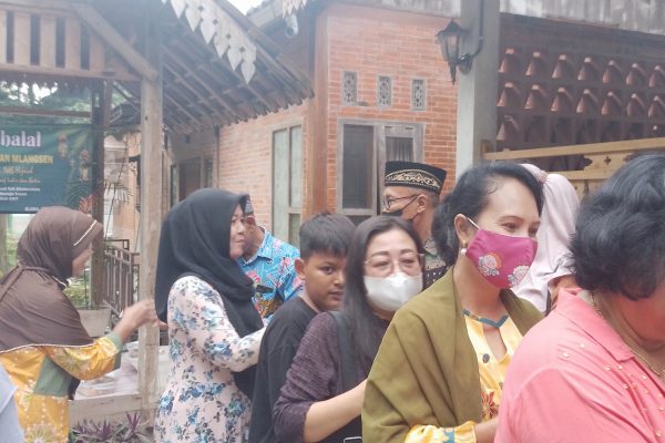 Warga Kelurahan Mlangsen, Kecamatan/Kabupaten Blora Halal Bihalal, Syawalan 1445 Hijriyah, Sabtu (27/4).