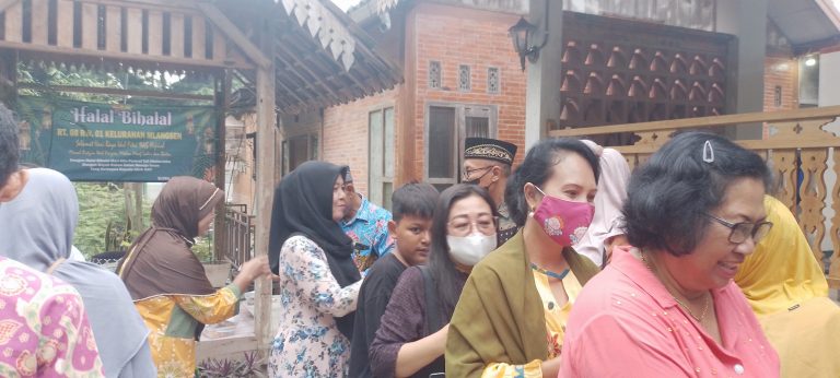 Warga Kelurahan Mlangsen, Kecamatan/Kabupaten Blora Halal Bihalal, Syawalan 1445 Hijriyah, Sabtu (27/4).