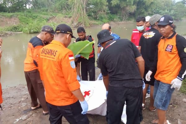 Nasib malang menimpa Tommy Age (29), dia terjatuh ke sungai Bengawan Solo saat hendak membuang sampah dari atas jembatan Sidowarno yang melintang