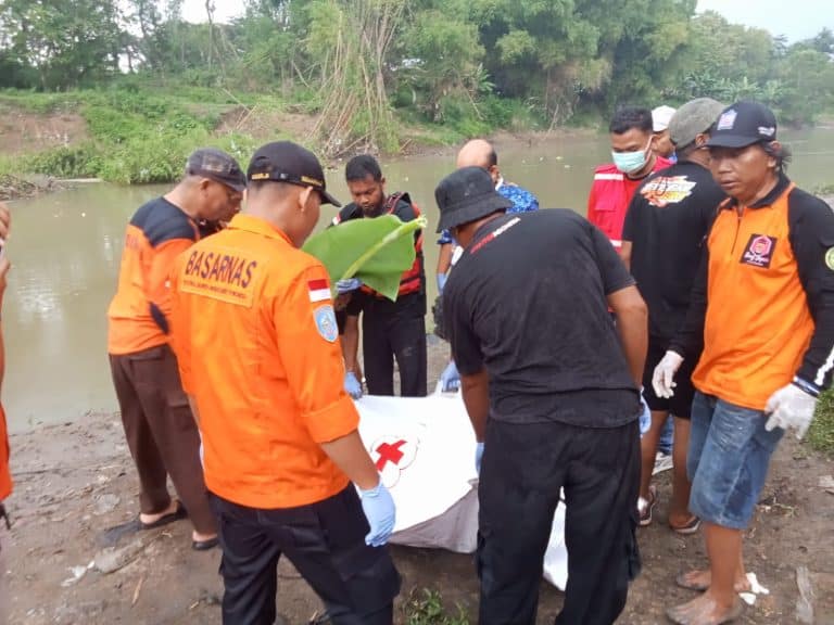 Nasib malang menimpa Tommy Age (29), dia terjatuh ke sungai Bengawan Solo saat hendak membuang sampah dari atas jembatan Sidowarno yang melintang