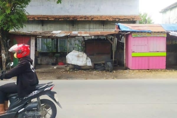 Bengkel tambal ban milik korban di Jalan Raya Purwodadi-Semarang, di Desa Godong Kecamatan Godong, Kabupaten Grobogan, pada Sabtu (20/4/2024).