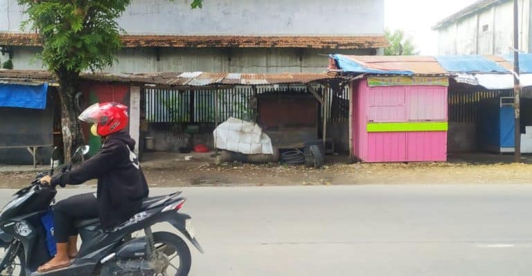 Bengkel tambal ban milik korban di Jalan Raya Purwodadi-Semarang, di Desa Godong Kecamatan Godong, Kabupaten Grobogan, pada Sabtu (20/4/2024).