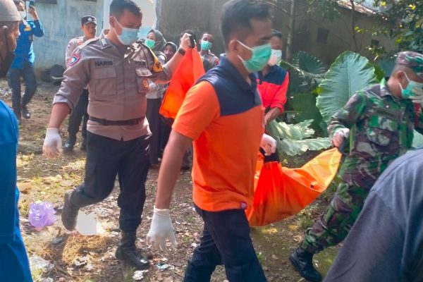 Petugas gabungan saat mengevakuasi jenasah perempuan warga Desa Babakan, Kecamatan Kalimanah, Kabupaten Purbalingga di rumahnya, Sabtu (4/5/2024).