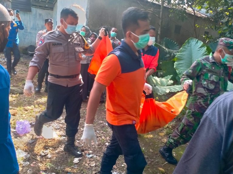 Petugas gabungan saat mengevakuasi jenasah perempuan warga Desa Babakan, Kecamatan Kalimanah, Kabupaten Purbalingga di rumahnya, Sabtu (4/5/2024).