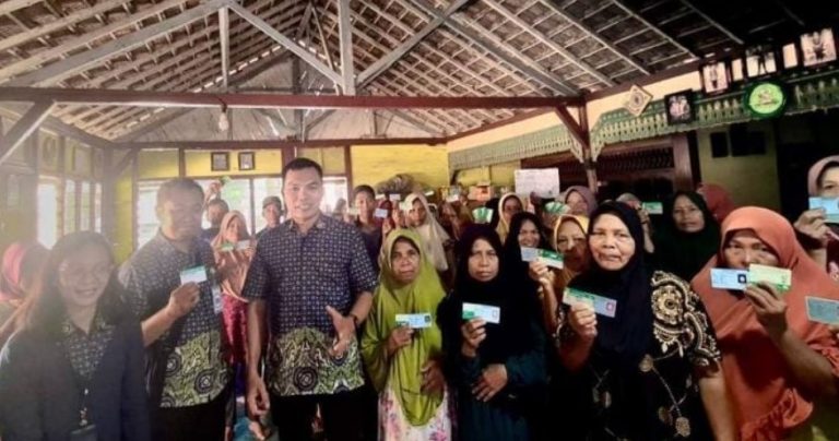 BPJS Kesehatan Cabang Pati saat melakukan sosialisasi di Desa Ngatoko, Dusun Pasedan, Kabupaten Rembang, Selasa (14/5/2024).