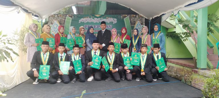 Sebanyak 55 Peserta Didik Kelas IX Tahun Pelajaran 2023/2024 Madrasah Tsanawiyah (MTS) Ma'arif 1 Blora mengikuti acara pelepasan di Jalan Alun-Alun No 2, Kabupaten Blora Jawa Tengah, Selasa (11/6/2024).