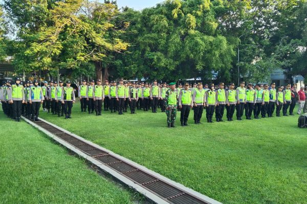 Ratusan petugas disiagakan dalam pengamanan acara kirab tumpeng sembilan yang dilaksanakan di Masjid Agung Demak dan tradisi ancakan di Kasepuhan Kadilangu Demak.