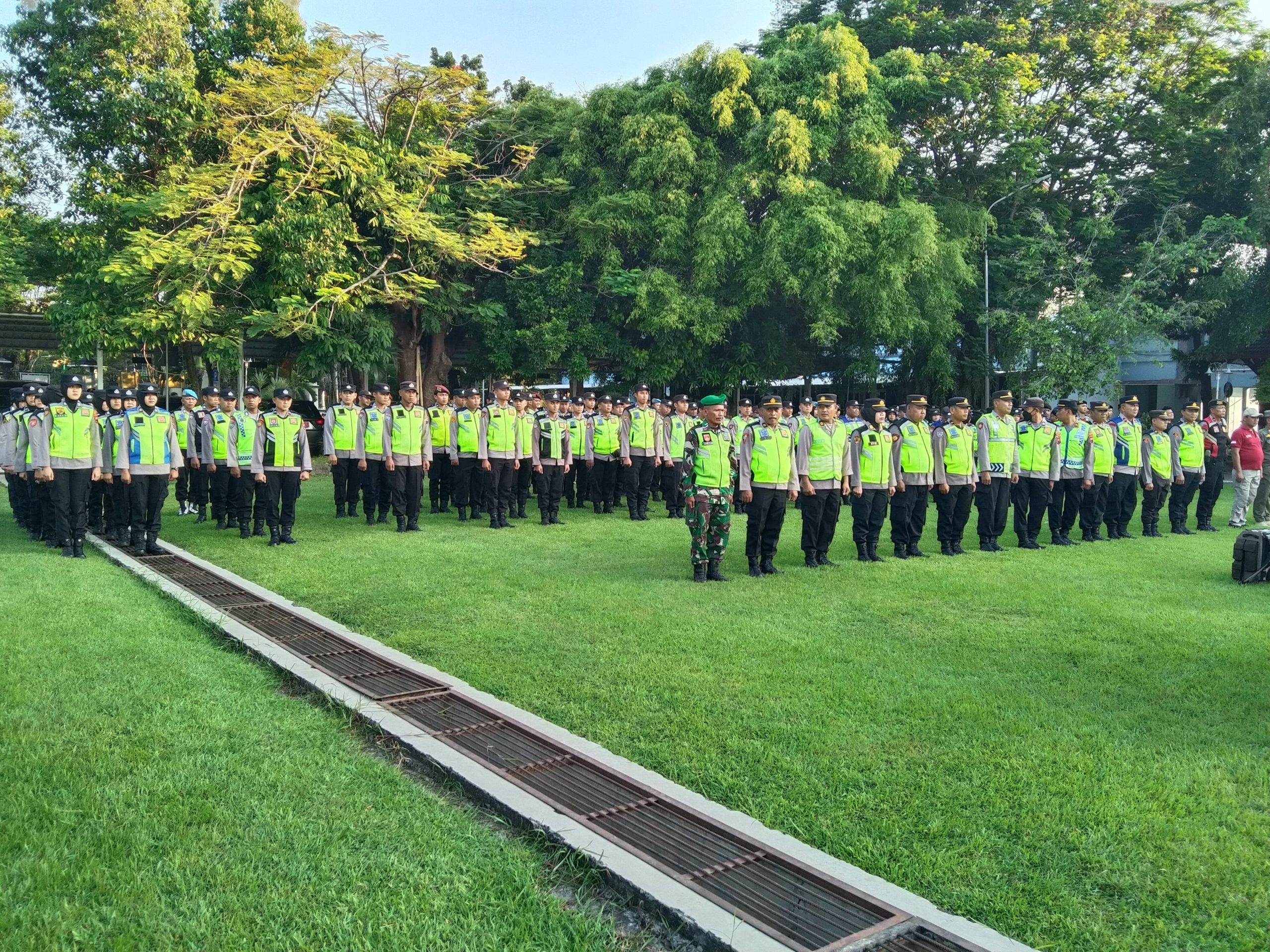 Ratusan petugas disiagakan dalam pengamanan acara kirab tumpeng sembilan yang dilaksanakan di Masjid Agung Demak dan tradisi ancakan di Kasepuhan Kadilangu Demak.