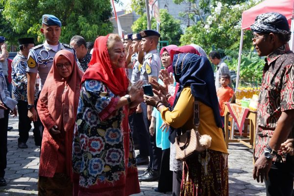 Wali Kota Hevearita Gunaryanti Rahayu berusaha untuk memberikan pelayanan pendidikan terbaik dengan program pemerataan pendidikan.