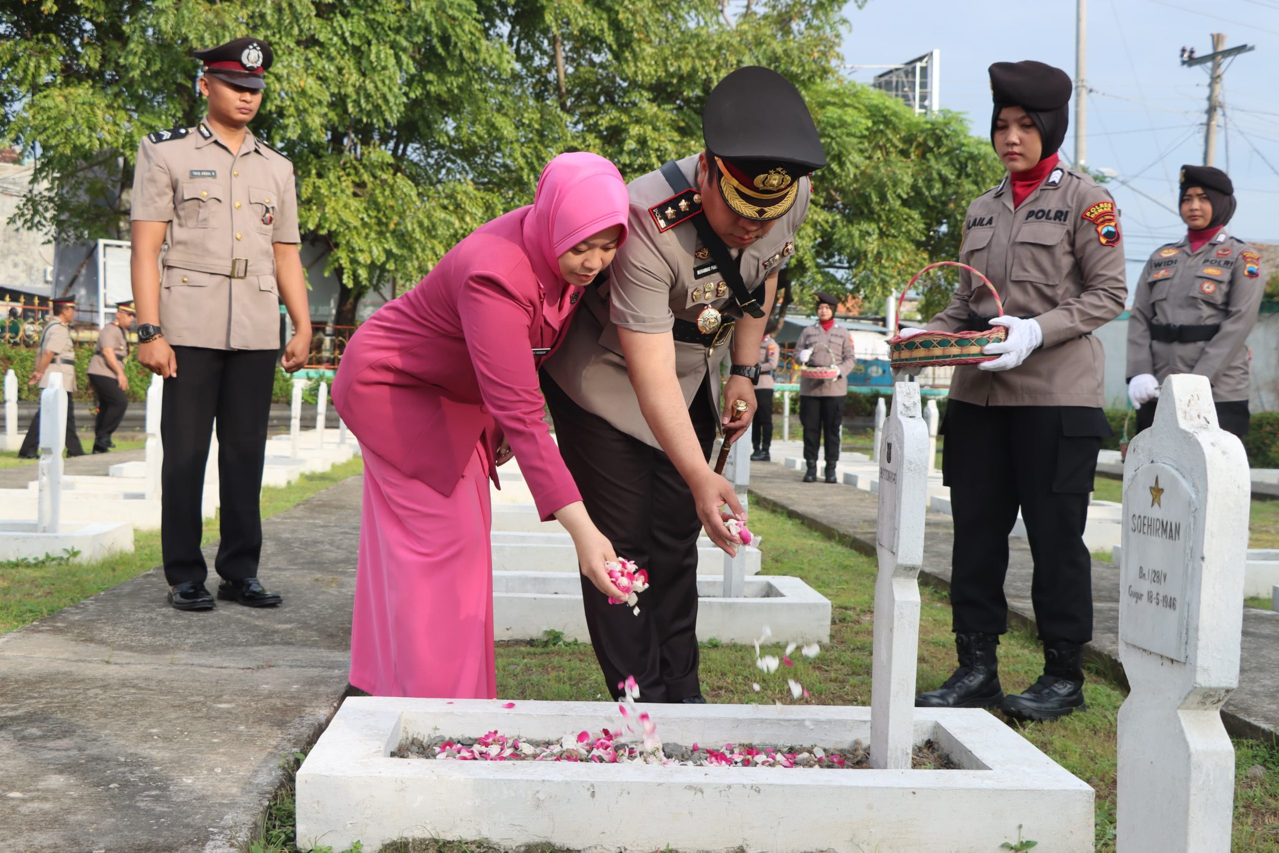 Kenang jasa pahlawan, Kapolres Demak AKBP Muhammad Purbaya beserta Pejabat Utama melakukan ziarah dan tabur bunga di Taman Makam Pahlawan (TMP) Cahaya Ratna Bintarum, Jalan Pemuda, Kabupaten Demak, Senin (24/6/2024).