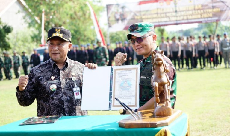 Bupati Pati Henggar Budi Anggoro bersama Dandim 0718 usai menandatangani prasasti penutupan TMMD Sengkuyung II di Desa Sendangsoko, Jakenan, Jumat (7/6/2024).