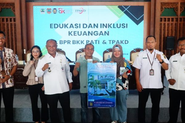 Penjabat (Pj) Bupati Pati Henggar Budi Anggoro hadiri edukasi dan inklusi keuangan oleh PT BPR BKK (perseroda)