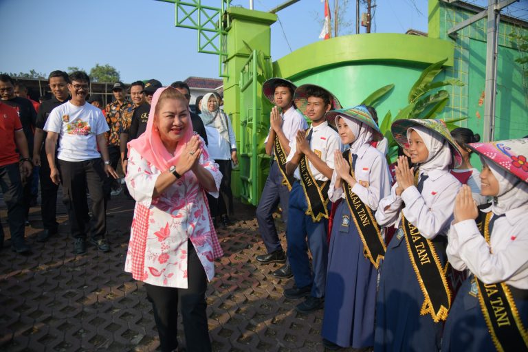 Wali Kota Semarang, Hevearita Gunaryanti Rahayu saat berkunjung di SMPN 22 Semarang, beberapa waktu lalu.