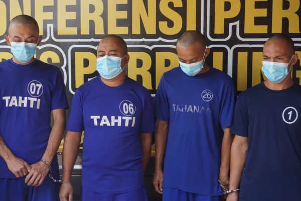 Empat orang pelaku pencurian pakan ayam di Desa Tujungmuli, Kecamatan Karangmoncol, Kabupaten Purbalingga diamankan polisi.