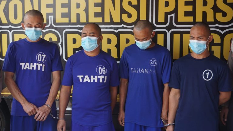 Empat orang pelaku pencurian pakan ayam di Desa Tujungmuli, Kecamatan Karangmoncol, Kabupaten Purbalingga diamankan polisi.