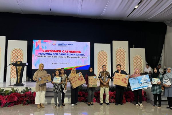 Acara Customer Gathering Perumda BPR Bank Blora Artha di Gedung Larasati, Kabupaten Blora, Jawa Tengah, dihadiri ratusan nasabah, debitur, pengusaha, serta jajaran perbankan hingga sejumlah pejabat daerah, pada Jumat (26/7/2024).