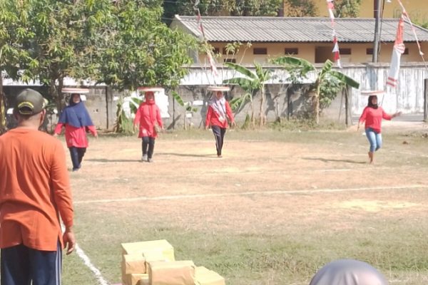 Warga RT 08/01, Kelurahan Mlangsen Blora saat memeriahkan HUT Kemerdekaan RI ke-79, Minggu (11/8/2024).