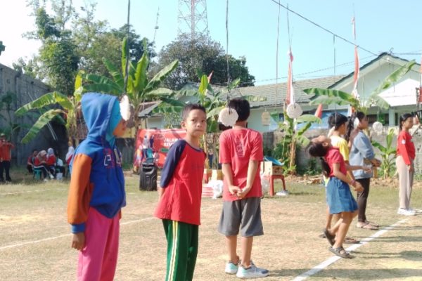 Belasan anak-anak warga di Jalan Manggar, Kelurahan Mlangsen, Kecamatan Blora, Kabupaten Blora Jawa Tengah turut memeriahkan Hari Ulang Tahun (HUT) Kemerdekaan Republik Indonesia (RI) yang ke-79, dengan mengikuti berbagai macam lomba, pada Minggu, 11 Agustus 2024 di lapangan voli kantor CPM Blora.