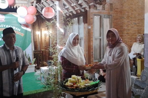 Lurah Mlangsen Blora, Evi Kartikasari menerima potong tumpeng di acara Malam Tasyakuran HUT ke 79 Kemerdekaan RI, Sabtu (17/8/2024) di Jalan Manggar Blora.
