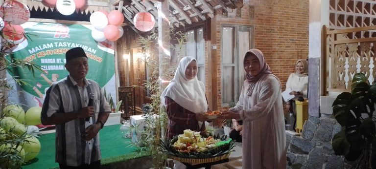 Lurah Mlangsen Blora, Evi Kartikasari menerima potong tumpeng di acara Malam Tasyakuran HUT ke 79 Kemerdekaan RI, Sabtu (17/8/2024) di Jalan Manggar Blora.