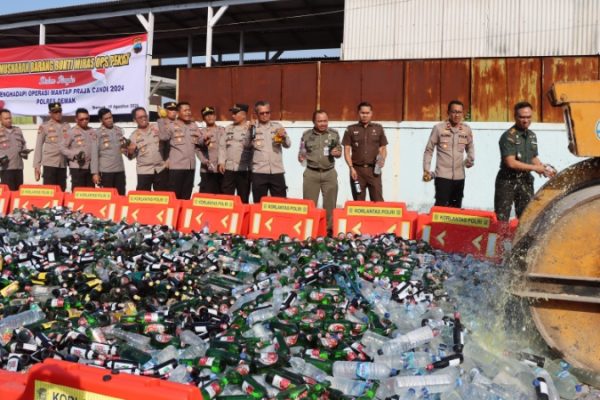 Razia Minuman Keras (Miras) terus genjarkan oleh Polres Demak, kegiatan itu untuk menekan Penyakit Masyarakat (Pekat) di Kabupaten Demak.