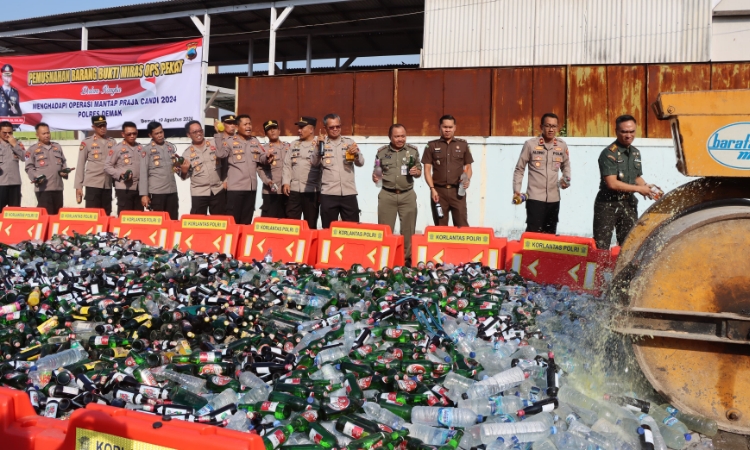 Razia Minuman Keras (Miras) terus genjarkan oleh Polres Demak, kegiatan itu untuk menekan Penyakit Masyarakat (Pekat) di Kabupaten Demak.