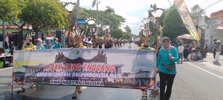 Ratusan pelajar Sekolah Menengah Pertama Negeri (SMPN) 2 Kabupaten Blora Jawa Tengah, turut memeriahkan karnaval pawai pembangunan, dalam rangka Hari Ulang Tahun (HUT) ke-79 Kemerdekaan Republik Indonesia (RI) tahun 2024.