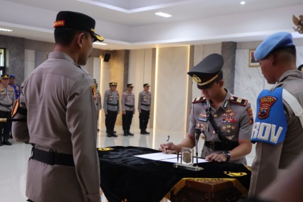 Polres Demak menggelar upacara Serah Terima Jabatan (Sertijab) Kasat Lantas di Aula Parama Satwika Polres Demak, Selasa (27/8/2024).