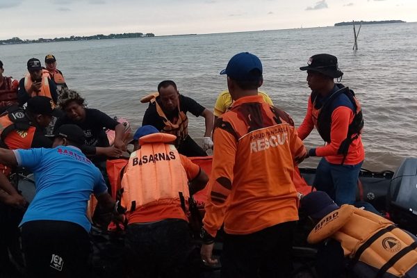 Sugito (71), seorang pengantar pemancing yang terjatuh ke laut dan hilang di perairan Metawar Donorejo Jepara akhirnya berhasil ditemukan.