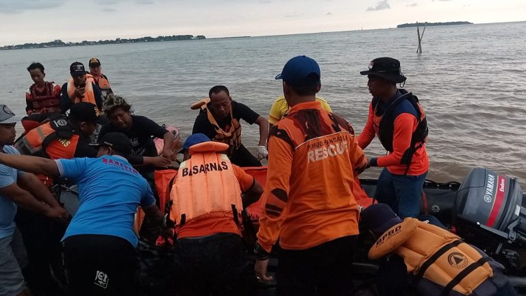 Sugito (71), seorang pengantar pemancing yang terjatuh ke laut dan hilang di perairan Metawar Donorejo Jepara akhirnya berhasil ditemukan.