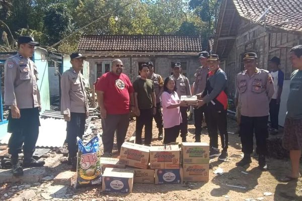 Polres Blora Salurkan Bantuan Paket Sembako Bagi Korban Kebakaran di Bangkle