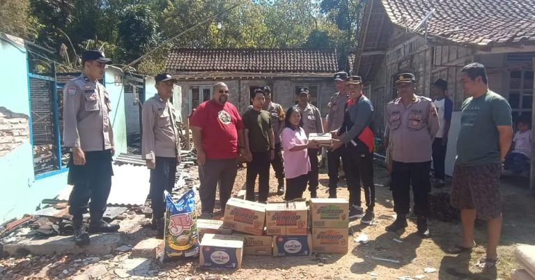 Polres Blora Salurkan Bantuan Paket Sembako Bagi Korban Kebakaran di Bangkle