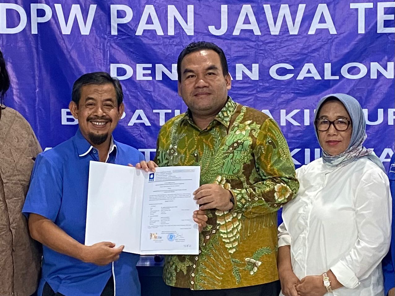 Hanura dan PAN Serahkan Surat Keputusan B1 KWK Untuk Pasangan Arief Rohman-Sri Setyorini di Pilkada Blora 2024