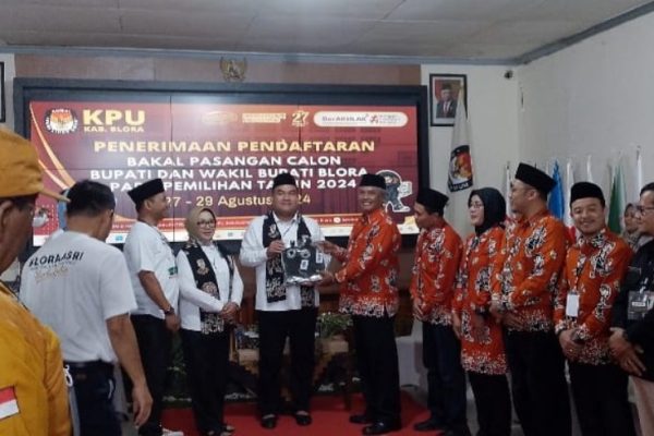 Diusung dan didukung 13 partai politik, pasangan Bakal Calon Bupati Blora Arief Rohman dan Wakil Bupati Blora Sri Setyorini optimis menang di Pilkada Blora.
