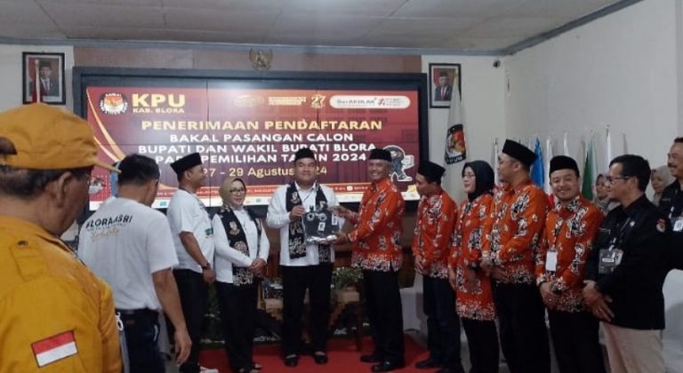 Diusung dan didukung 13 partai politik, pasangan Bakal Calon Bupati Blora Arief Rohman dan Wakil Bupati Blora Sri Setyorini optimis menang di Pilkada Blora.