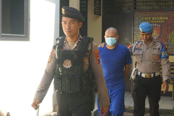 Pelaku pembacokan berhasil diidentifikasi dan kemudian diamankan berikut barang bukti celurit dan sepeda motor yang digunakan saat kejadian.