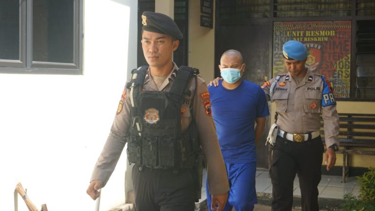 Pelaku pembacokan berhasil diidentifikasi dan kemudian diamankan berikut barang bukti celurit dan sepeda motor yang digunakan saat kejadian.