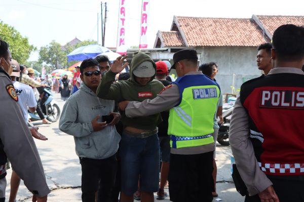 Polres Demak bersama TNI melaksanakan pengamanan pertunjukan orkes dangdut di Desa Bango Kecamatan Demak Kota Kabupaten Demak, Minggu (29/9/2024).