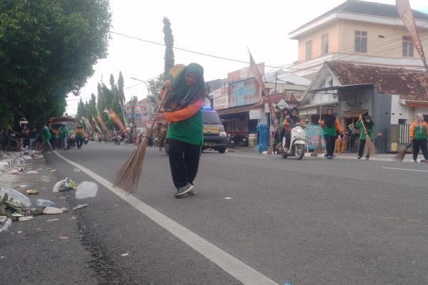 Petugas DLH Blora saat membersihkan sampah usai kirab budaya Hari Jadi Blora 275 Tahun 2024.