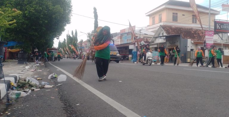 Petugas DLH Blora saat membersihkan sampah usai kirab budaya Hari Jadi Blora 275 Tahun 2024.