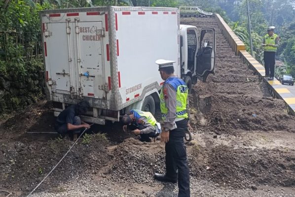 Hindari Kecelakaan, Sopir Truk Muatan Daging di Purbalingga Banting Stir